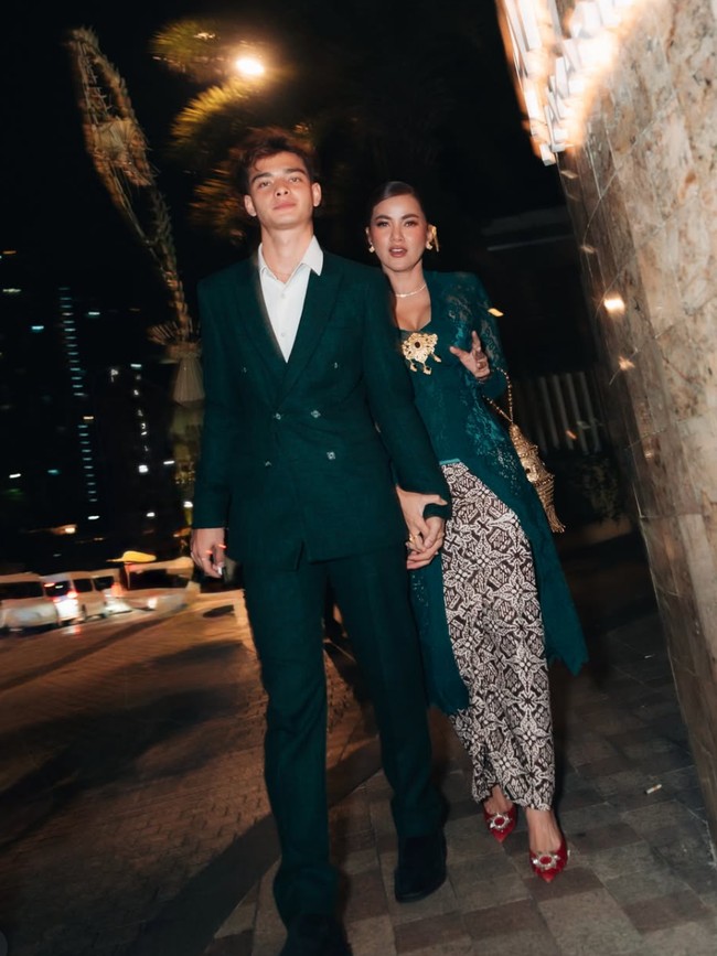 Gaya Couple Olla Ramlan Kondangan Bareng Tristan, Berkebaya Hijau Emerald