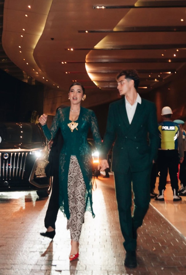 Olla tampil anggun dalam balutan kebaya panjang warna hijau emerald. Sementara Tristan mengenakan kemeja putih dipadukan setelan jas hitam.&nbsp;Foto: Instagram/@ollaramlan