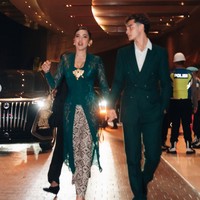 Olla tampil anggun dalam balutan kebaya panjang warna hijau emerald. Sementara Tristan mengenakan kemeja putih dipadukan setelan jas hitam.&nbsp;Foto: Instagram/@ollaramlan