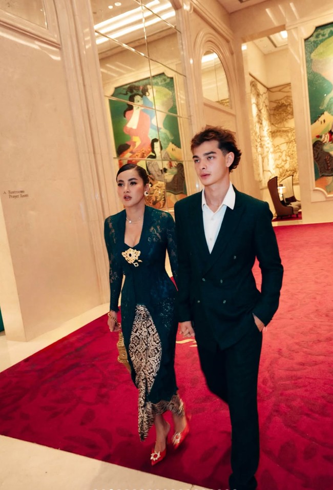 Seolah tak terpisahkan, dalam beberapa foto unggahan terlihat Olla dan Tristan yang selalu bergandengan. Making an Entrance. tulis keterangan dalam unggahannya.&nbsp;Foto: Instagram/@ollaramlan