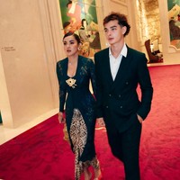 Seolah tak terpisahkan, dalam beberapa foto unggahan terlihat Olla dan Tristan yang selalu bergandengan. Making an Entrance. tulis keterangan dalam unggahannya.&nbsp;Foto: Instagram/@ollaramlan