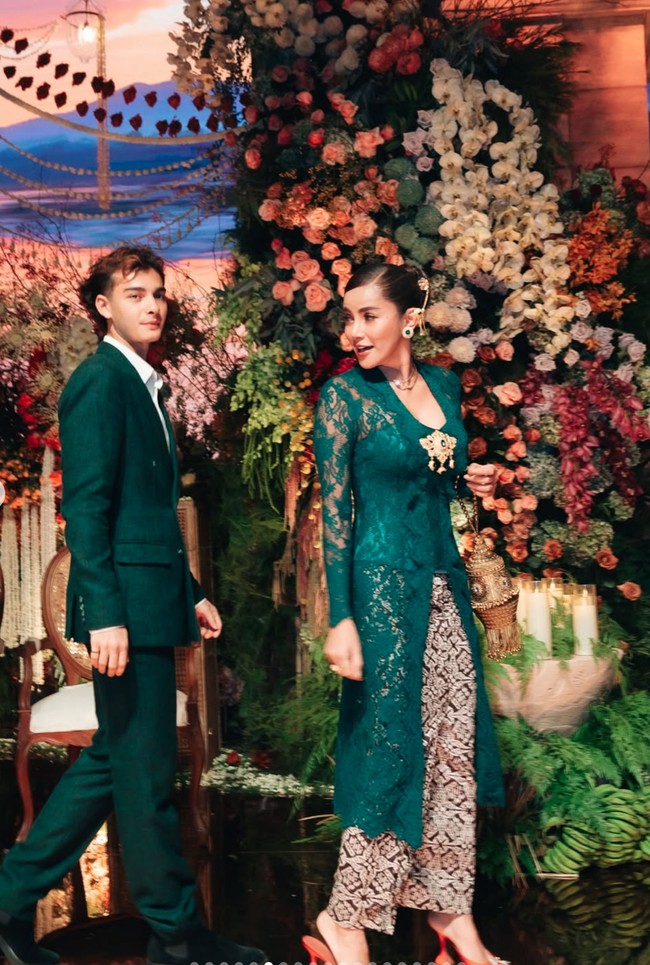 Olla terlihat memukau dalam balutan kebaya brukat lengan panjang dipadukan dengan kain lilit batik berwarna coklat. Ia juga mengenakan bros warna emas pada bagian dada untuk mempermanis tampilan.&nbsp;Foto: Instagram/@ollaramlan
