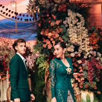 Olla terlihat memukau dalam balutan kebaya brukat lengan panjang dipadukan dengan kain lilit batik berwarna coklat. Ia juga mengenakan bros warna emas pada bagian dada untuk mempermanis tampilan.&nbsp;Foto: Instagram/@ollaramlan