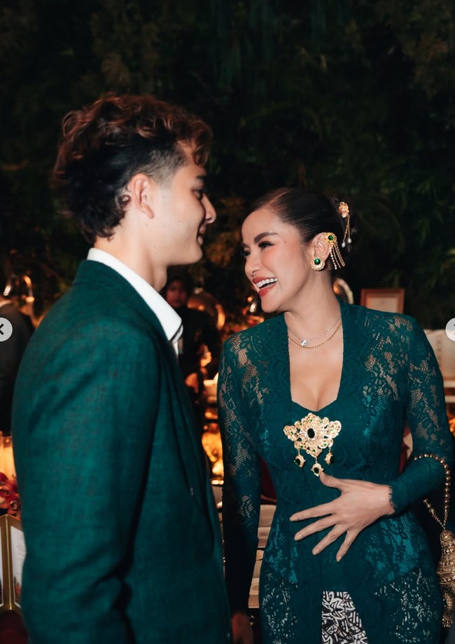 Senada dengan brosnya, Olla juga mengenakan anting emas bertahtakan batu berwarna hijau emerald. Rambutnya tertata rapi dalam model sanggul sleek.&nbsp;Foto: Instagram/@ollaramlan