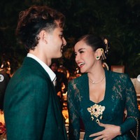 Senada dengan brosnya, Olla juga mengenakan anting emas bertahtakan batu berwarna hijau emerald. Rambutnya tertata rapi dalam model sanggul sleek.&nbsp;Foto: Instagram/@ollaramlan