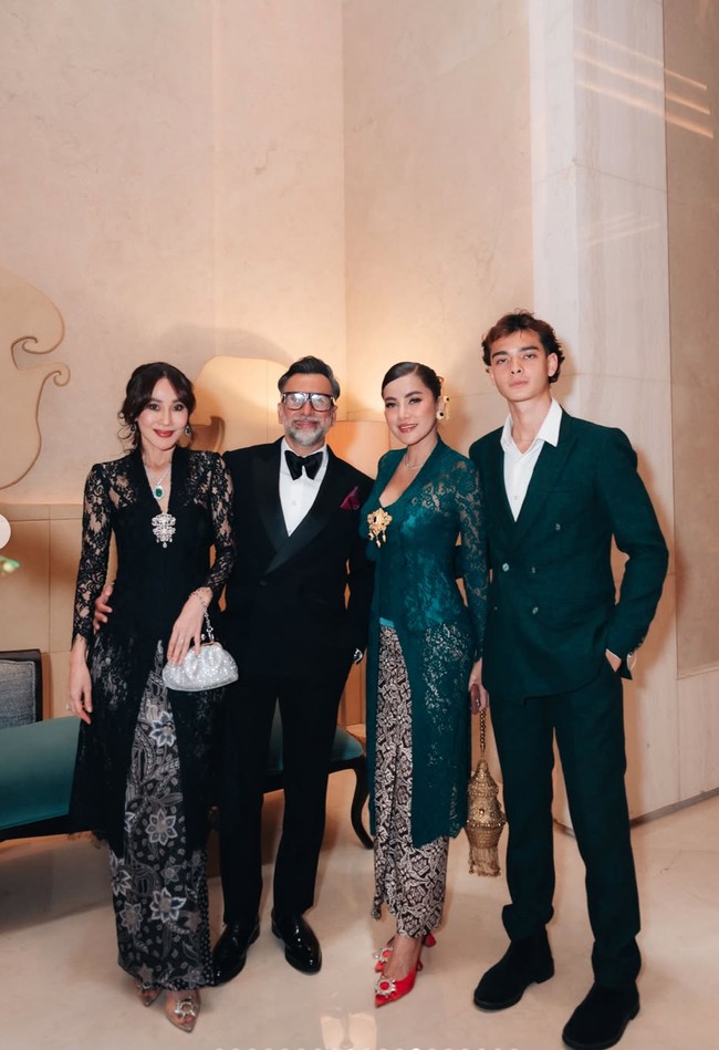 Olla dan Tristan juga berpose bersama beberapa rekan artis yang turut hadir, seperti pasangan Ina dan Jeremy Thomas.&nbsp;Foto: Instagram/@ollaramlan