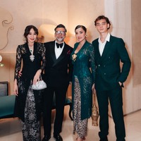 Olla dan Tristan juga berpose bersama beberapa rekan artis yang turut hadir, seperti pasangan Ina dan Jeremy Thomas.&nbsp;Foto: Instagram/@ollaramlan