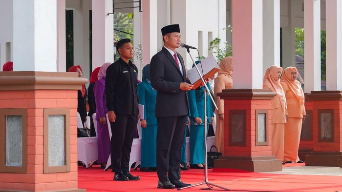 Pak Yes saat memimpin upacara Hari Sumpah Pemuda ke-98
