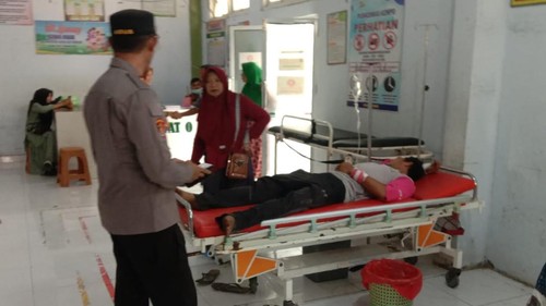 Korban R (21) dirawat di Puskesmas usai dibacok pamannya D (31).