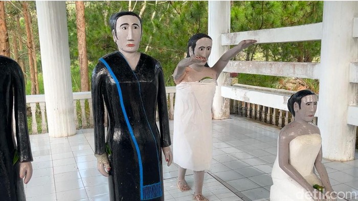 Patung Si Biding Laut (baju putih berdiri) yang berada di Sopo Guru Tatea Bulan. (Finta Rahyuni/detikSumut)