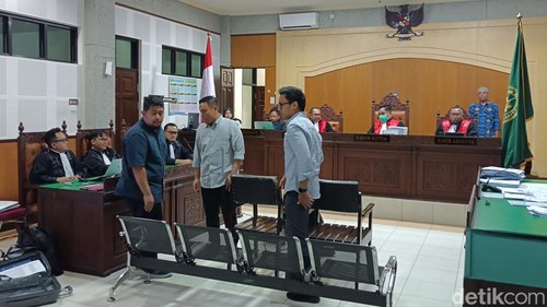 Pegawai PT AMGM dihadirkan sebagai saksi di Pengadilan Tipikor Mataram terkait kasus suap Bupati nonaktif Lombok Barat, LAZ dengan terdakwa Alvonsus Gani, Rabu (28/10/2026). (Foto : Abdurrasyid Efendi/detikcom)
