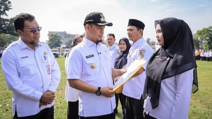 Pelepasan dan pengarahan program Satu ASN Satu RW oleh Wali Kota Pekanbaru di Lapangan Belimbing, Rabu (3/6/2026) lalu.