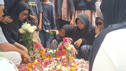 Suasana pemakaman Gibran, korban pembacokan di TPU Bintaro, Ampenan, Kota Mataram, Kamis (28/10/2026).