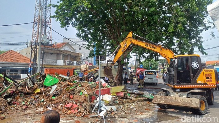 Pembongkaran bangunan liar di Jalan Pacar Kembang, Surabaya.