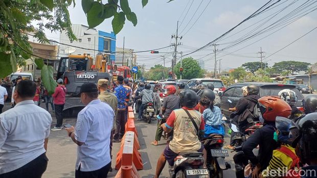 Pembongkaran bangunan liar di Jalan Pacar Kembang, Surabaya. Pembongkaran bangunan liar di Jalan Pacar Kembang, Surabaya.