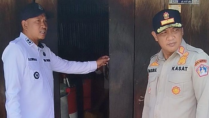 Pemkot Kendari bersama polisi menggerebek gudang penimbunan BBM bersubsidi.
