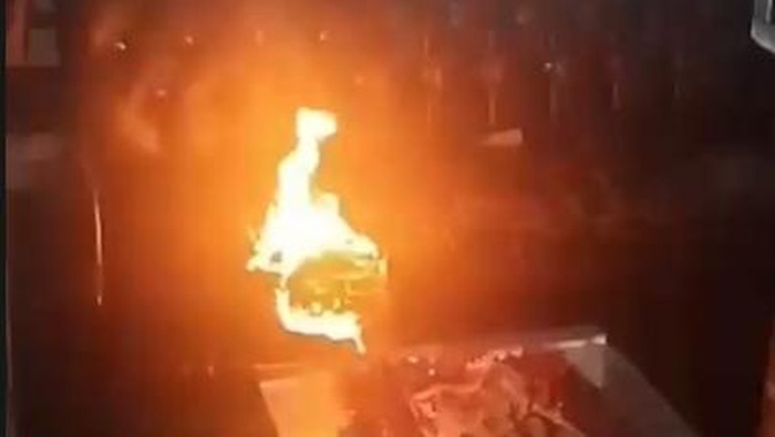 Pemuda di Makassar bakar sofa rumah orang tuanya.
