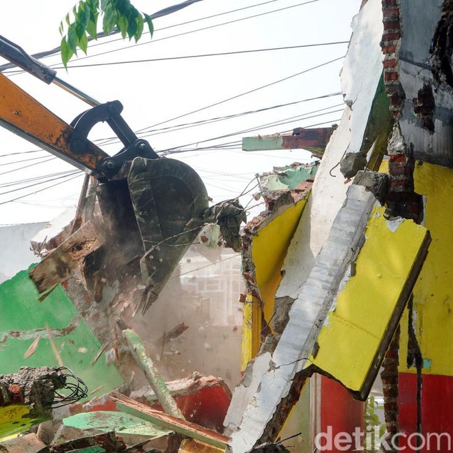 Pemkot Surabaya Bongkar Bangli di Jalan Pacar Kembang
