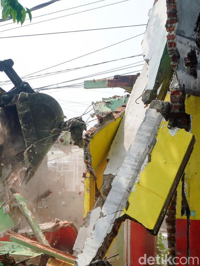 Pemkot Surabaya Bongkar Bangli di Jalan Pacar Kembang
