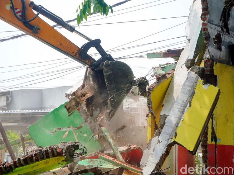 Pemkot Surabaya Bongkar Bangli di Jalan Pacar Kembang