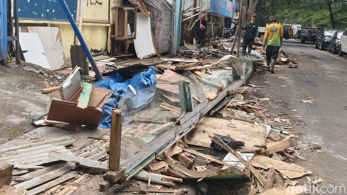 Pembersihan sisa pembongkaran lapak PKL di Balonggede, Kota Bandung