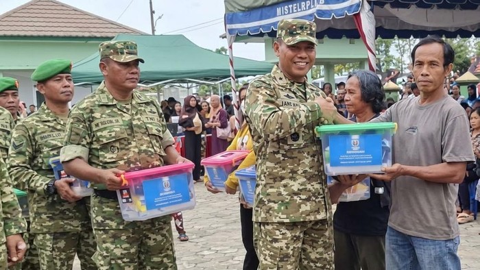 Penyaluran bantuan di Gunung Mas.