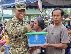 Warga Gunung Mas Terdampak Asap Terima Bantuan Sembako hingga Oksigen Portable
