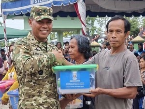 Warga Gunung Mas Terdampak Asap Terima Bantuan Sembako hingga Oksigen Portable