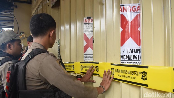 Penyegelan kios buah di Surabaya