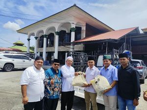 Sugiat Santoso Serahkan Paket Sembako-Lembu untuk Haul ke-103 Tuan Guru Besilam