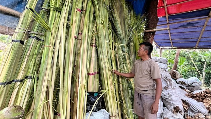 Perajin janur di Pangandaran yang sedang membereskan pesanannya.