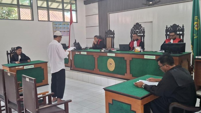 Terdakwa Agus Ratmono saat membacakan pembelaannya dalam sidang di PN Boyolali, Rabu (28/10/2026).