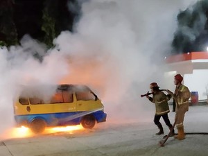 Mencekam, Angkot Tiba-tiba Terbakar Saat Isi Bensin di SPBU Sukabumi