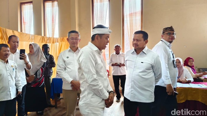 Gubernur Jabar Dedi Mulyadi dan Bupati Sumedang Dony Ahmad Munir memantau pelaksanaan Pilkades berbasis digital.