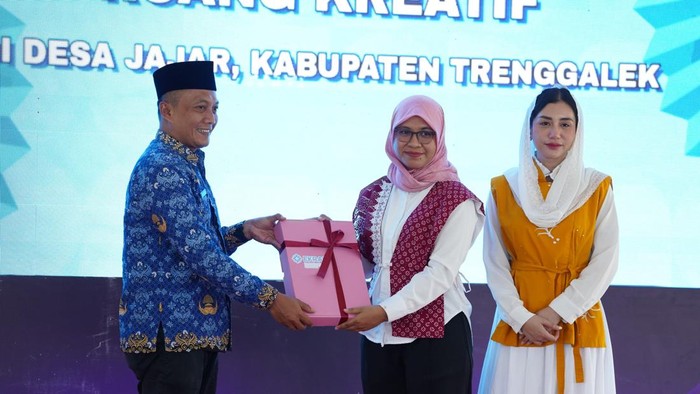 Plt Kepala Dinas Pariwisata dan Kebudayaan (Disparbud) Trenggalek Tony Widianto (kiri) dan Anggota DPR RI sekaligus Ketua Tim Penggerak PKK Trenggalek Novita Hardini (kanan). Plt Kepala Dinas Pariwisata dan Kebudayaan (Disparbud) Trenggalek Tony Widianto (kiri) dan Anggota DPR RI sekaligus Ketua Tim Penggerak PKK Trenggalek Novita Hardini (kanan).