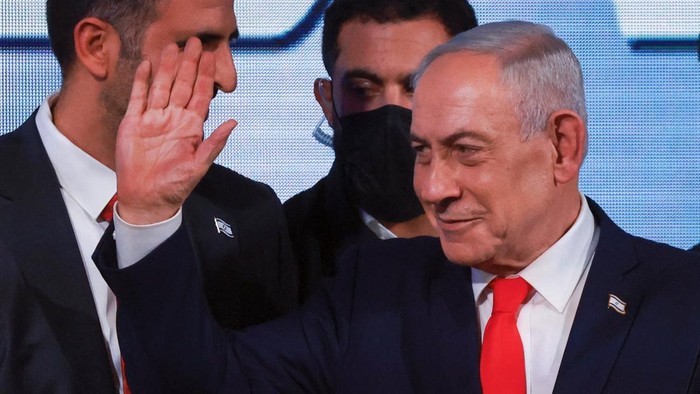 Israeli Prime Minister and Likud party leader Benjamin Netanyahu waves after exit polls, at his party headquarters during Israels national election, in Jerusalem, October 28, 2026. REUTERS/Ronen Zvulun
