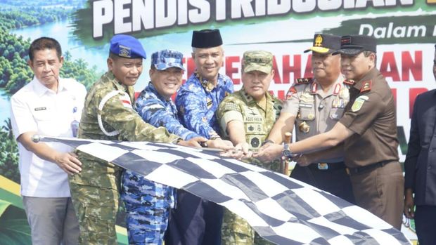 Polda Riau mendistribusikan 260 plang peringatan replanting sawit di lahan eks karhutla, Rabu (28/10/2026).