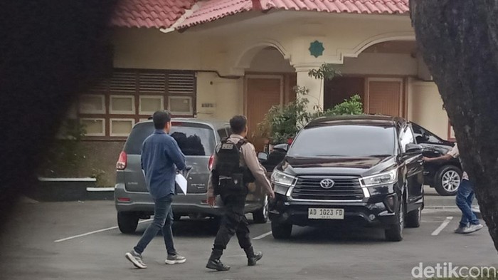 Polisi berjaga di kompleks kantor DPUPR Pemkab Klaten yang digeledah KPK, Rabu (28/10/2026).