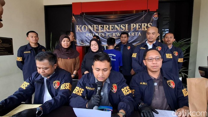 Polisi membongkar praktik pemalsuan Sertifikat Laik Higiene Sanitasi (SLHS) yang menyasar sejumlah Satuan Pelayanan Pemenuhan Gizi (SPPG) di Kabupaten Purwakarta.