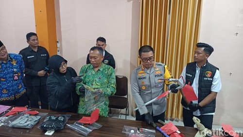 Polisi memperlihatkan sejumlah barang bukti berupa sajam yang diamankan dari pelaku pembacokan di Jalan Udayana, Kota Mataram, NTB, Rabu (28/10/2026). (Foto: Abdurrasyid Efendi/detikcom)