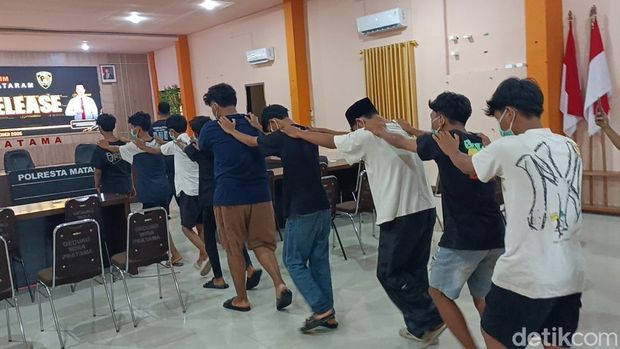 Polisi menetapkan sebanyak 13 tersangka kasus pembacokan di Jalan Udayana, Kota Mataram, NTB, Rabu (28/10/2026). (Foto : Abdurrasyid Efendi/detiBali)