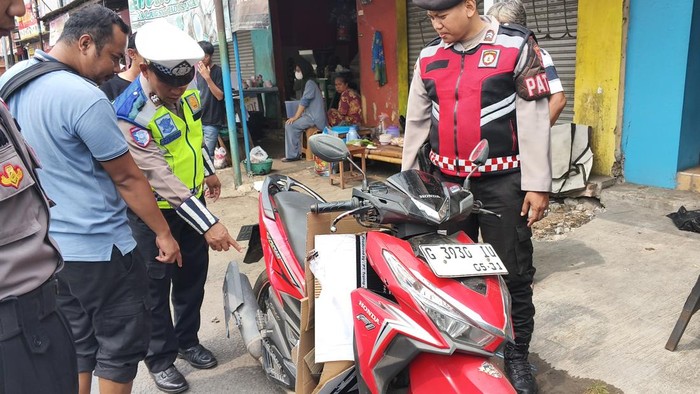 Polisi mengamankan motor milik wanita yang tewas terlindas truk di Brebes, Rabu (28/10/2026).