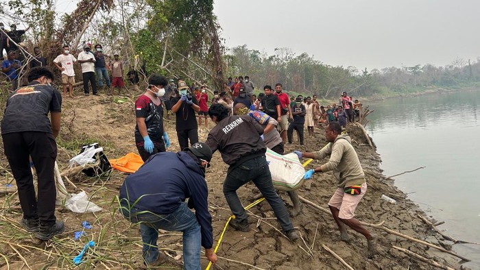 Polisi mengevakuasi jasad wanita dalam karung korban pembunuhan di Boven Digoel.
