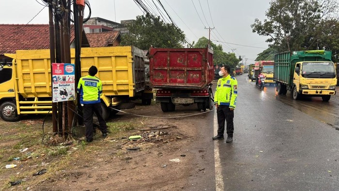 Polisi olah TKP kecelakaan truk batu bara di Jalan Lingkar Selatan, Kota Jambi