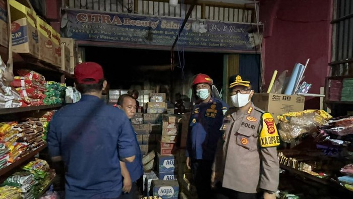 Polisi saat melakukan cek TKP kebakaran ruko yang tewaskan satu orang di Kota Jambi Polisi saat melakukan cek TKP kebakaran ruko yang tewaskan satu orang di Kota Jambi