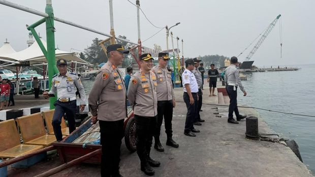 Polres Kepulauan Seribu perketat penyekatan di seluruh dermaga penyeberangan untuk antisipasi pergerakan massa maupun pelajar yang hendak menuju Jakarta. (dok Ist)