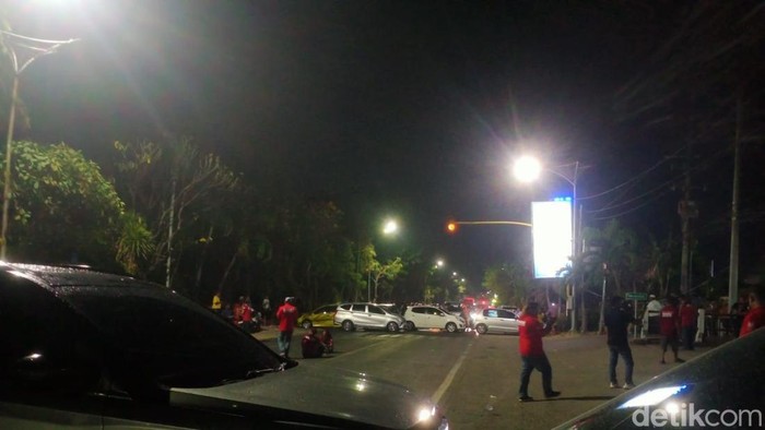 Massa Madas Sedarah menggeruduk dan memblokade Mapolres Probolinggo