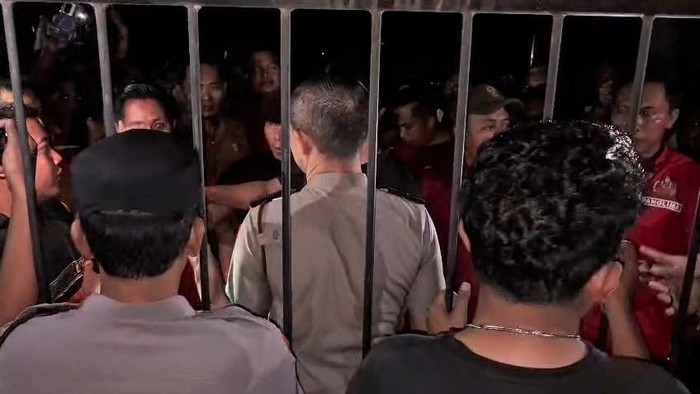 Perwakilan massa ormas yang menggeruduk Polres Probolinggo beraudiensi dengan polisi