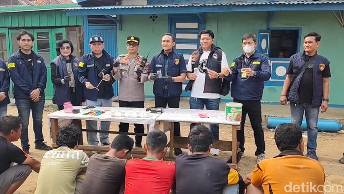 Polsek SU II dan Satres narkoba Polrestabes Palembang menggerebek lorong Tangga Takat Polsek SU II dan Satres narkoba Polrestabes Palembang menggerebek lorong Tangga Takat