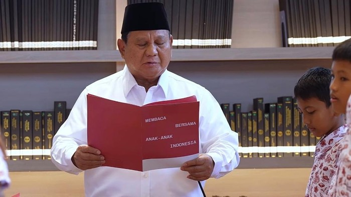 Presiden Prabowo membaca ikrar Sumpah Pemuda bareng siswa. Presiden Prabowo membaca ikrar Sumpah Pemuda bareng siswa.